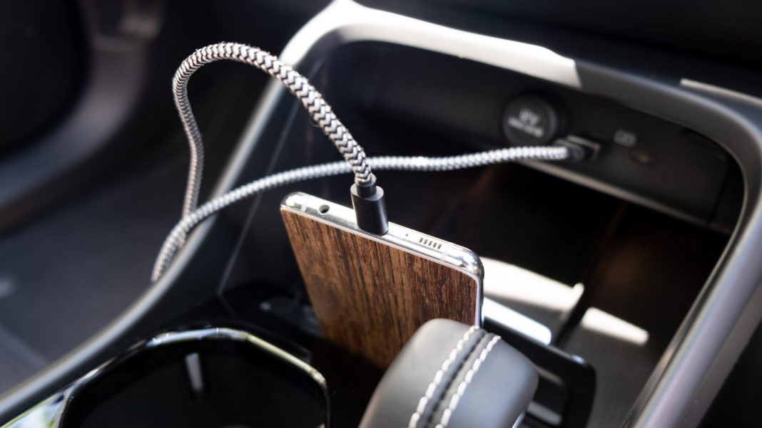 Volvo XC40 Recharge Twin phone charge