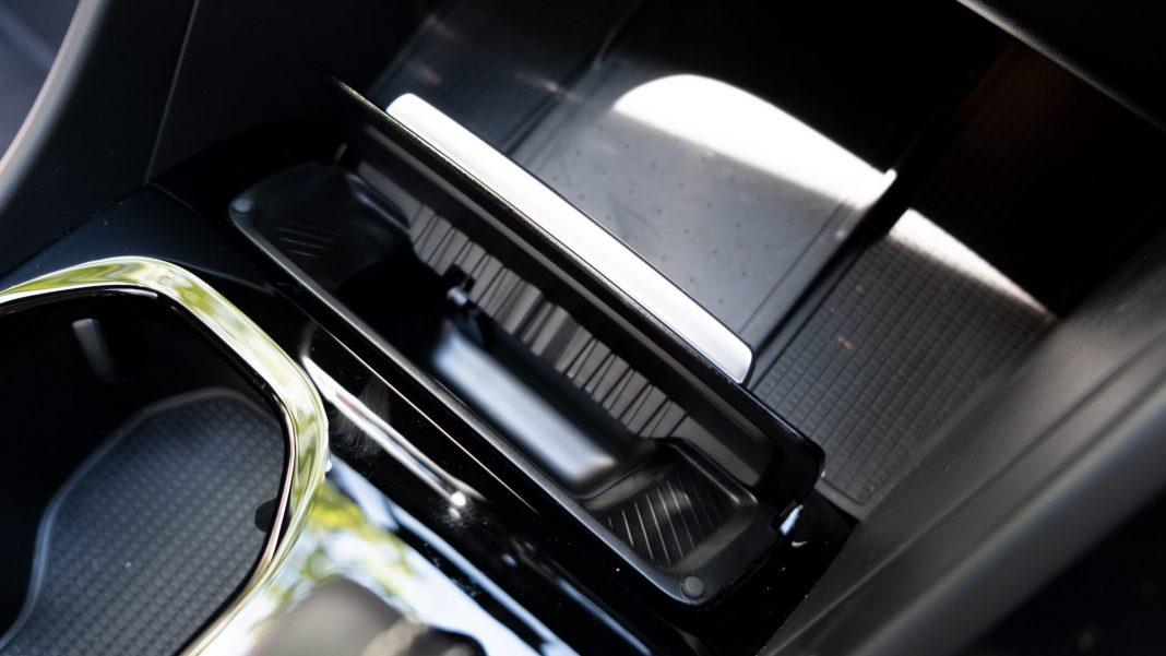 Volvo XC40 Recharge Twin phone holder