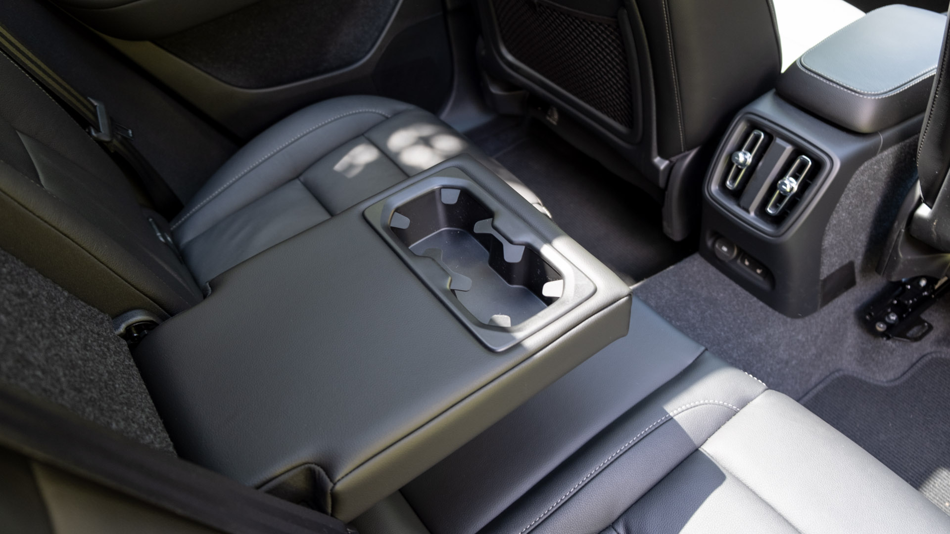Volvo XC40 Recharge Twin rear armrest