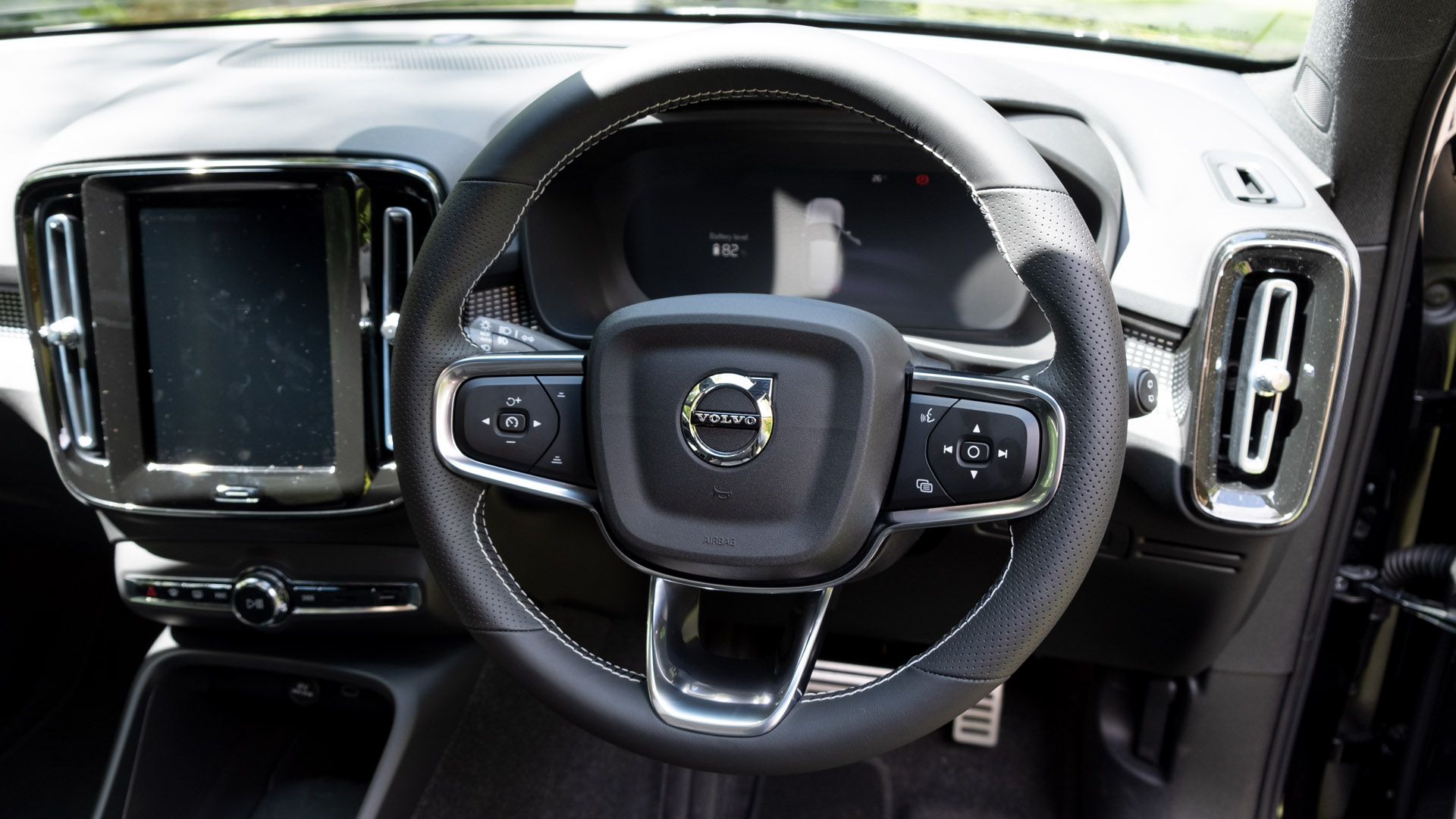 Volvo XC40 Recharge Twin steering wheel