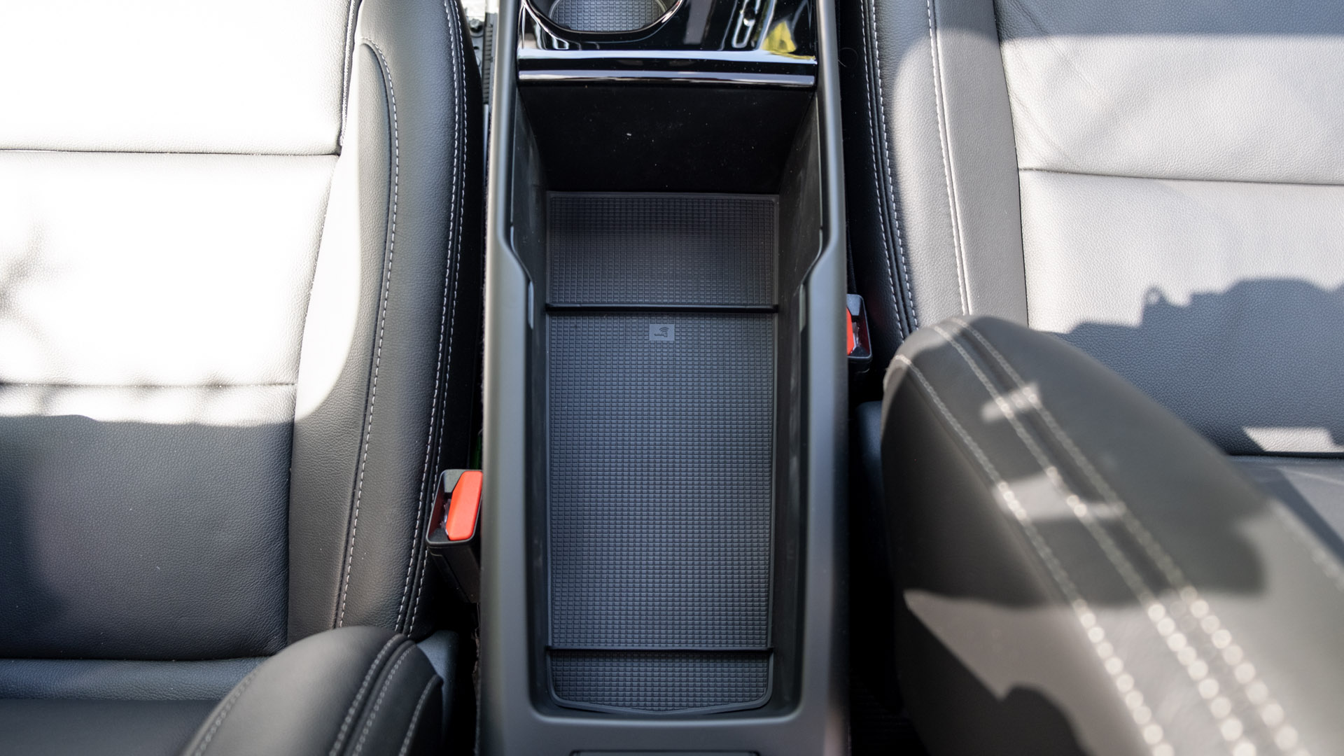 Volvo XC40 Recharge Twin storage compartment