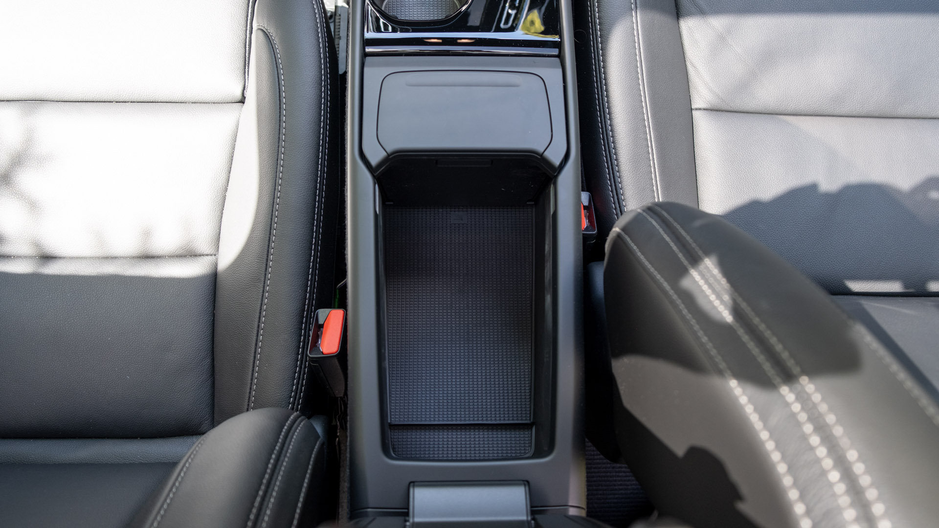 Volvo XC40 Recharge Twin storage space
