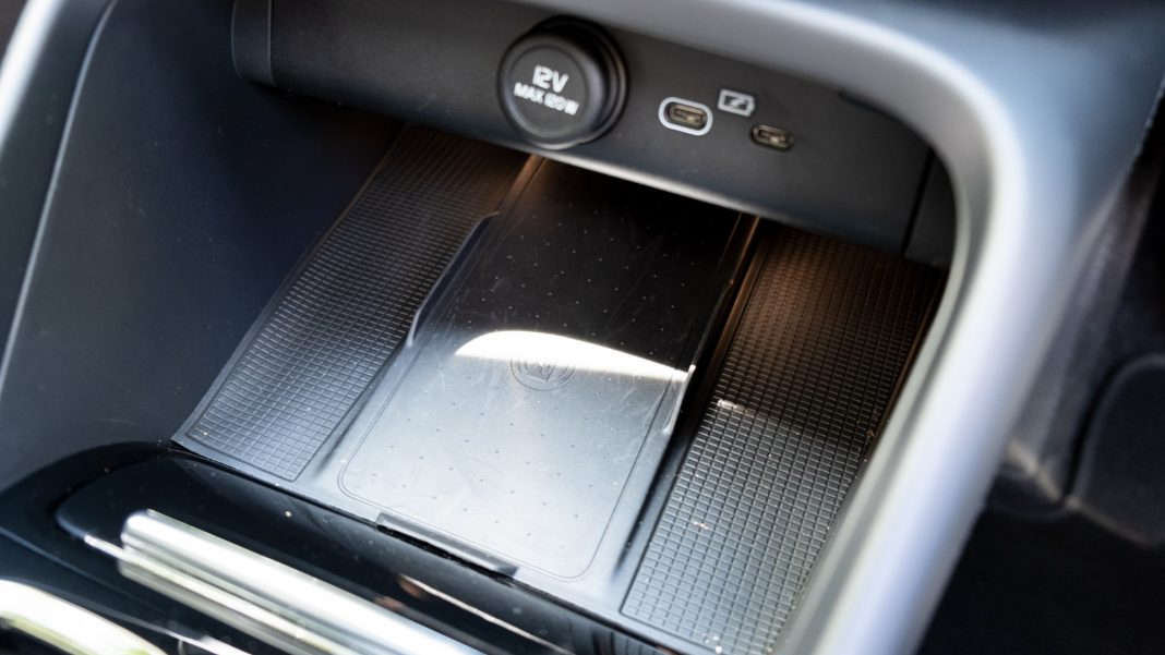 Volvo XC40 Recharge Twin wireless charger