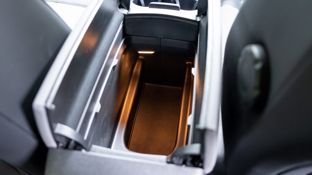 Citroen C5 Aircross Hybrid centre compartment