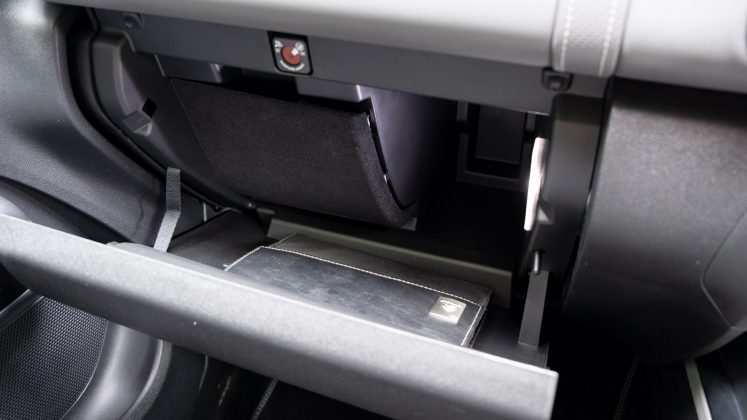 Citroen C5 Aircross Hybrid glove compartment