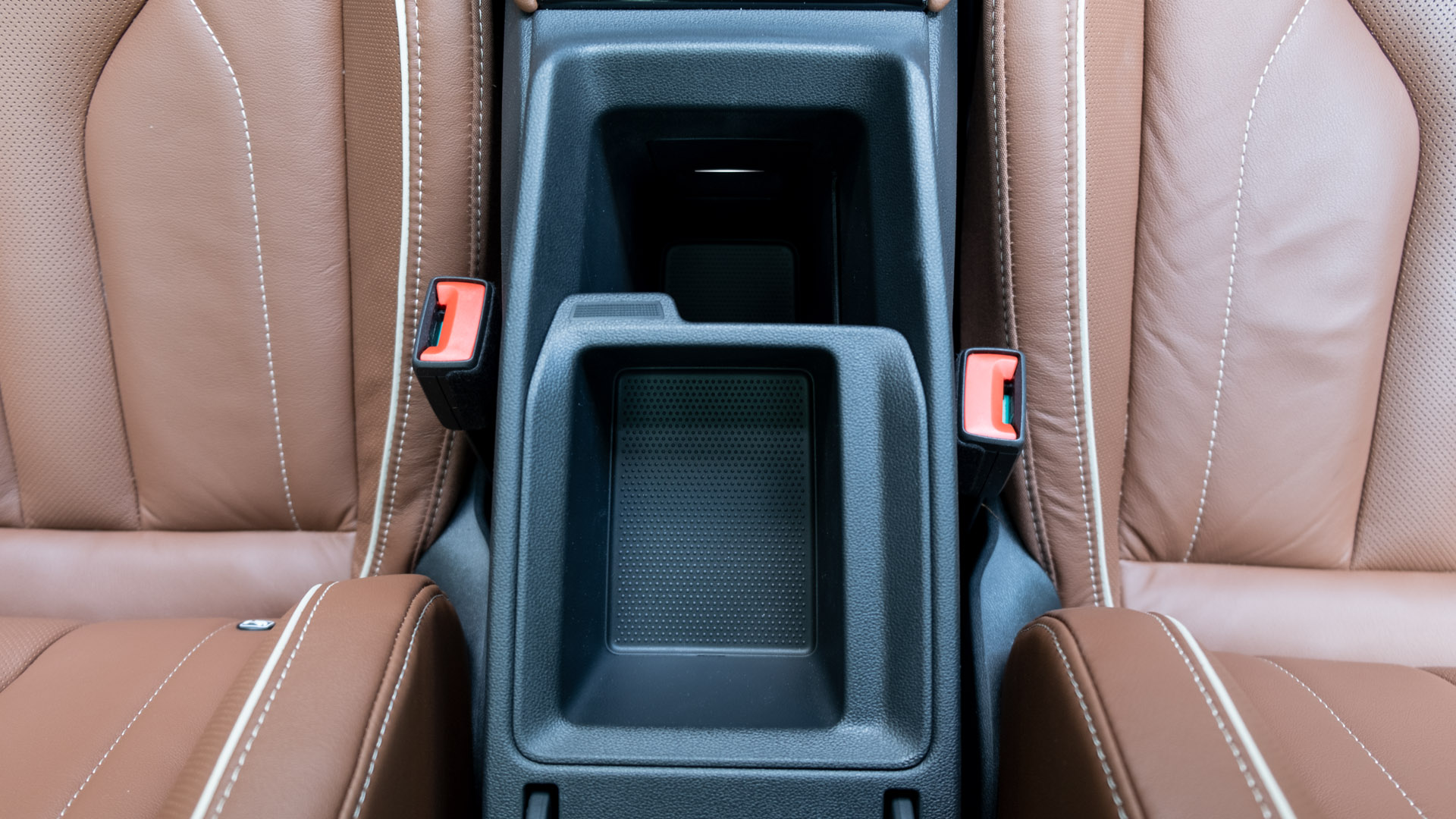 Skoda Enyaq iV armrest compartment