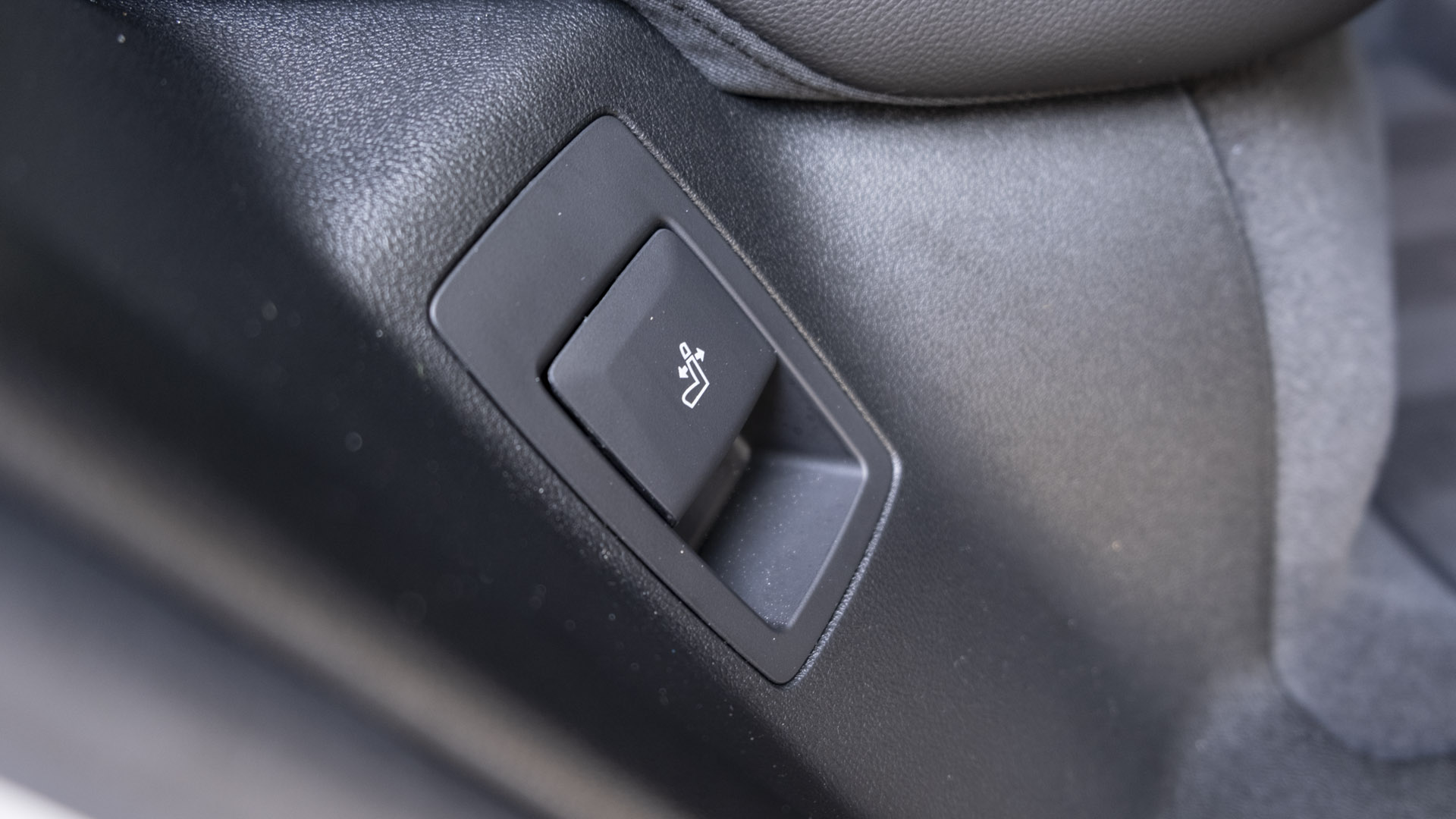 BMW iX3 rear seat adjustment