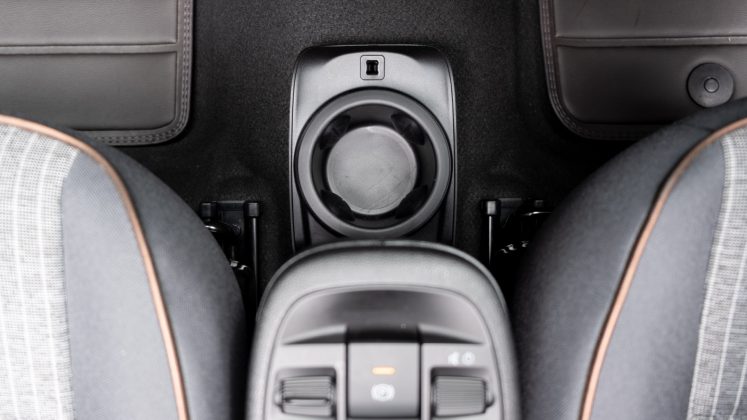 Fiat 500 Electric cupholder front