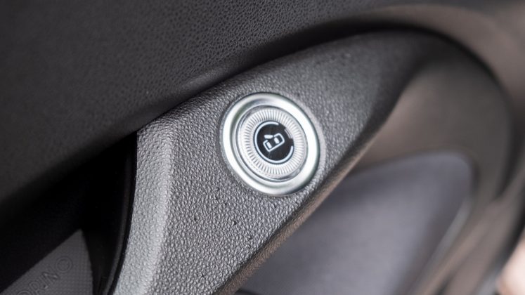 Fiat 500 Electric door button