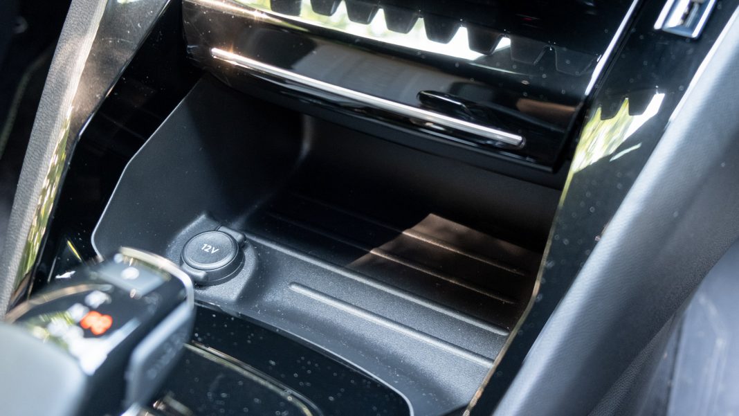 Peugeot e-208 centre console storage