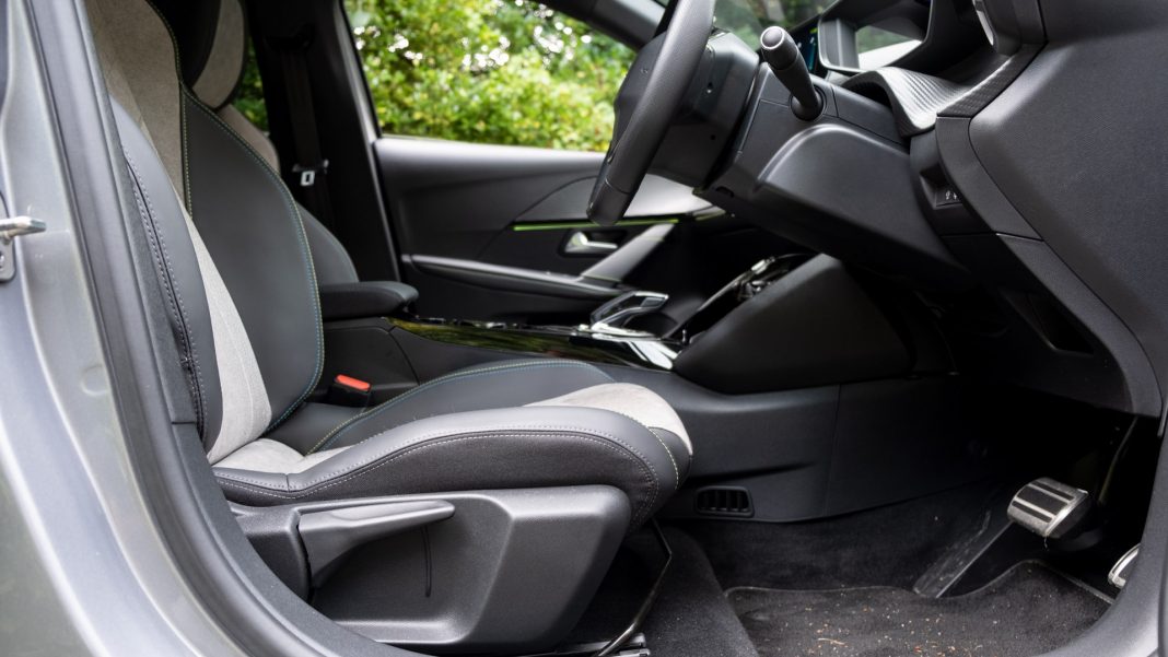 Peugeot e-208 front seat
