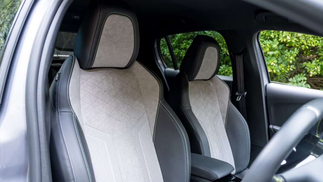 Peugeot e-208 front seats