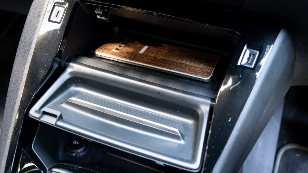 Peugeot e-208 phone charger