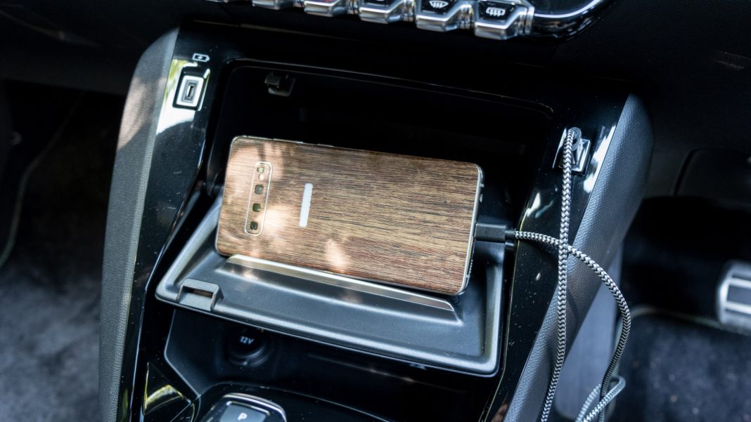 Peugeot e-208 phone charging