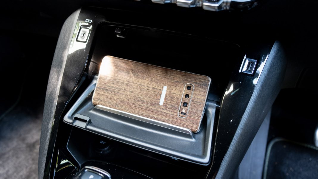 Peugeot e-208 phone holder