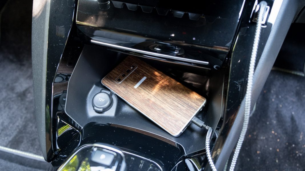 Peugeot e-208 phone storage
