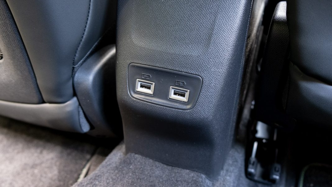 Peugeot e-208 rear USB