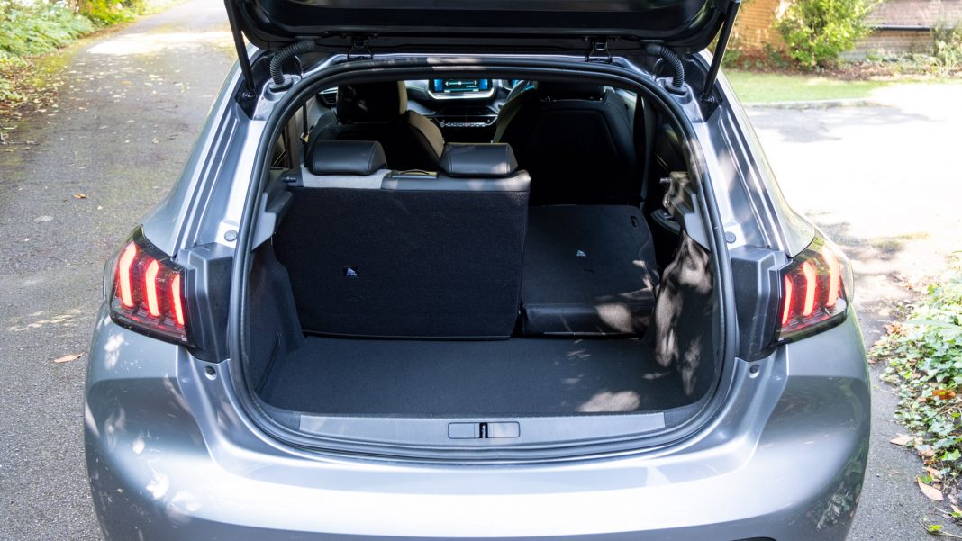 Peugeot e-208 seat down