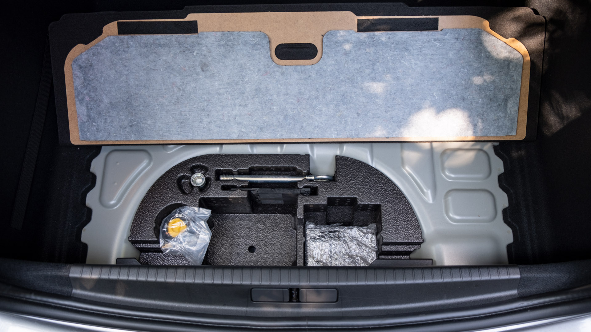 Peugeot e-208 underfloor compartment