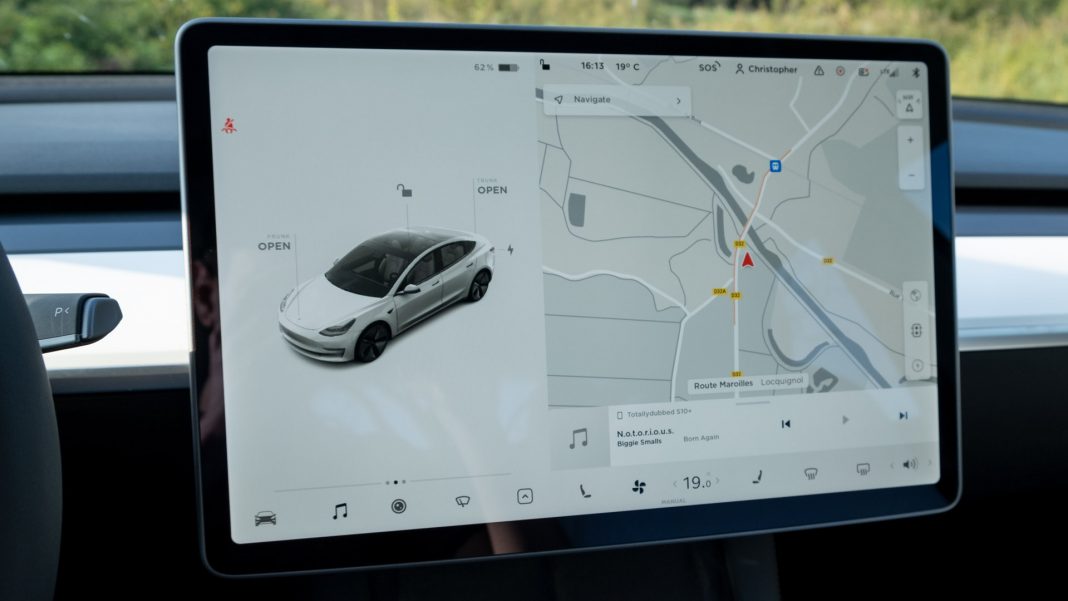 Tesla Model 3 SR+ display