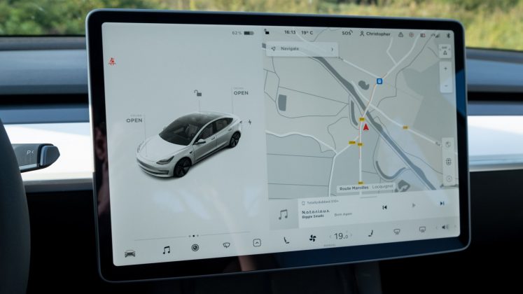 Tesla Model 3 SR+ display