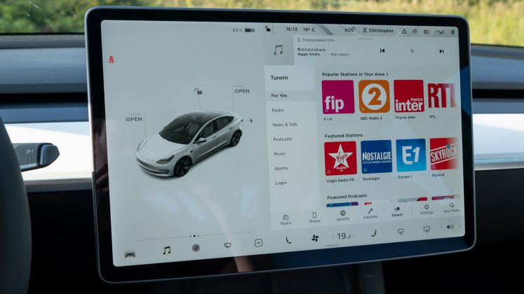 Tesla Model 3 SR+ entertainment