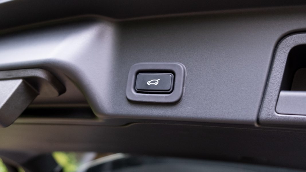 Range Rover Evoque P300e electric tailgate