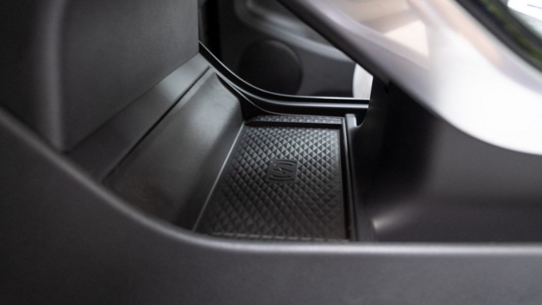 Range Rover Evoque P300e front storage