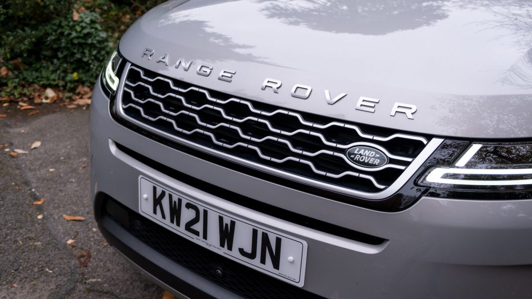 Range Rover Evoque P300e grille