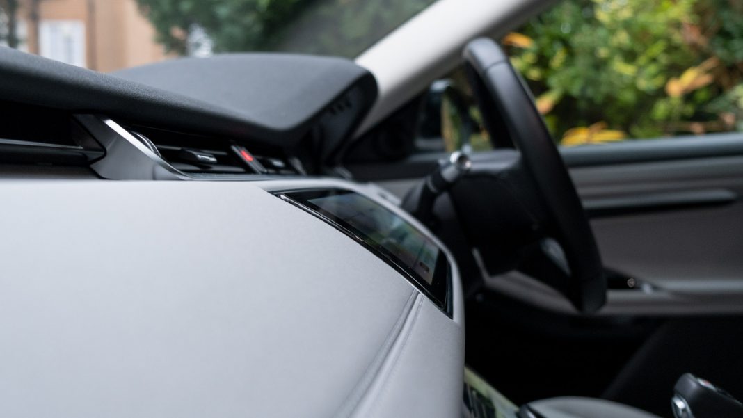 Range Rover Evoque P300e screen flat