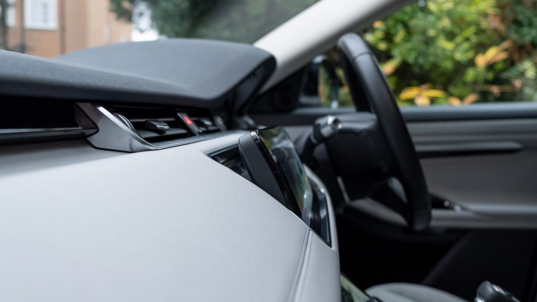 Range Rover Evoque P300e screen rotation