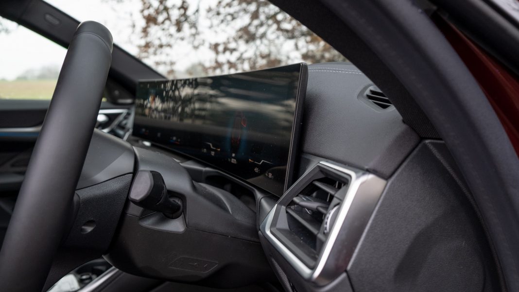 BMW i4 screens