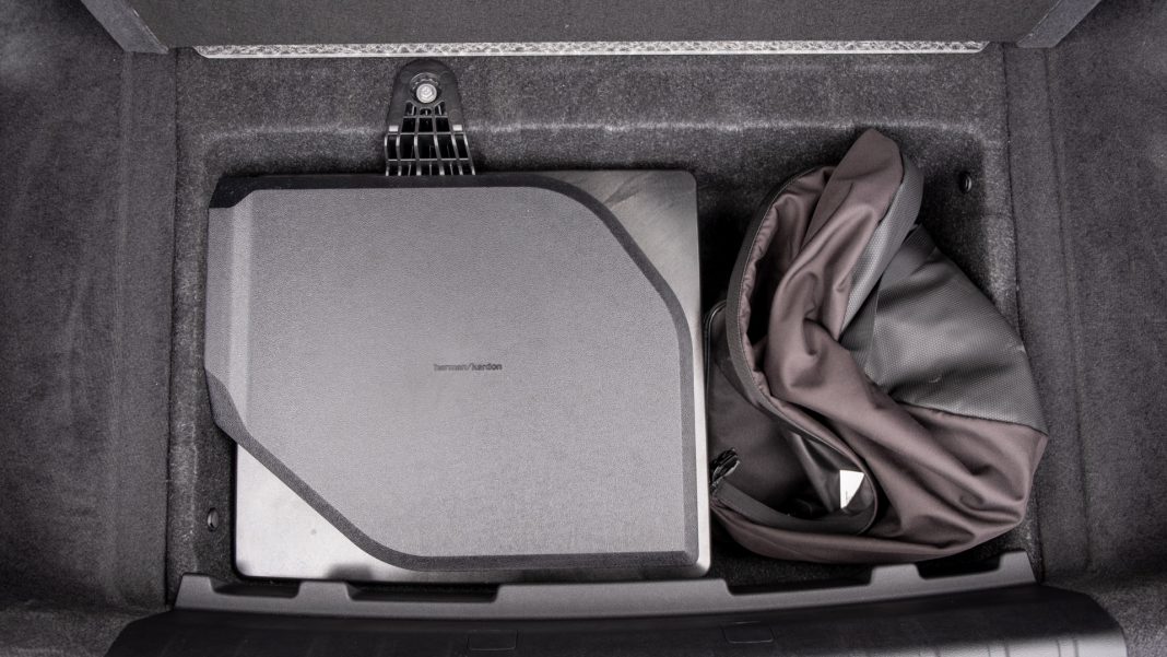 BMW i4 underfloor storage