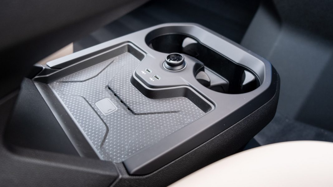 BMW iX front cupholders