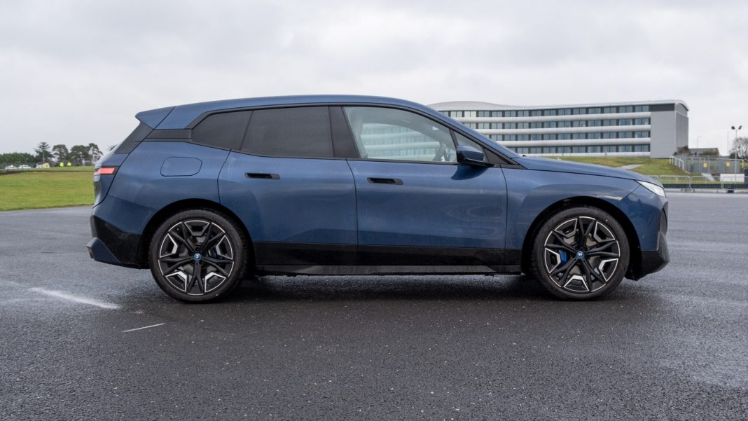 BMW iX side