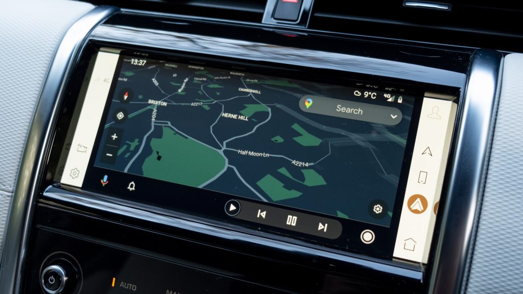 Land Rover Discovery Sport P300e Google Maps