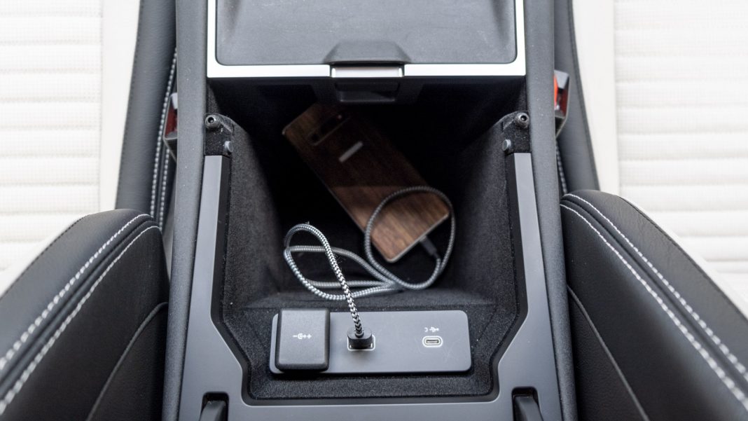 Land Rover Discovery Sport P300e armrest