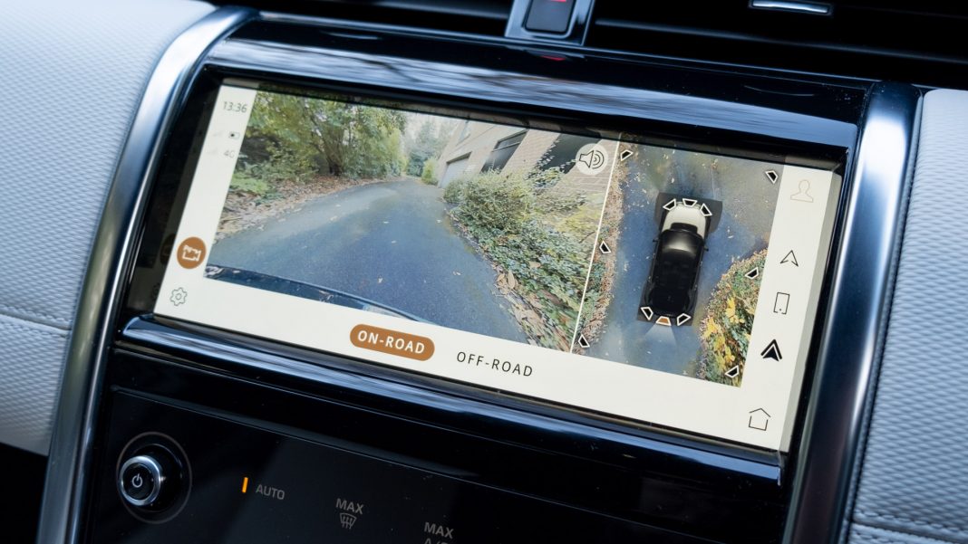 Land Rover Discovery Sport P300e camera