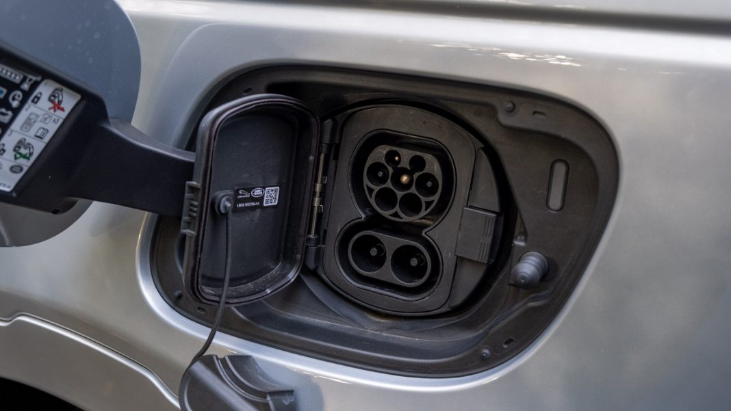 Land Rover Discovery Sport P300e charging