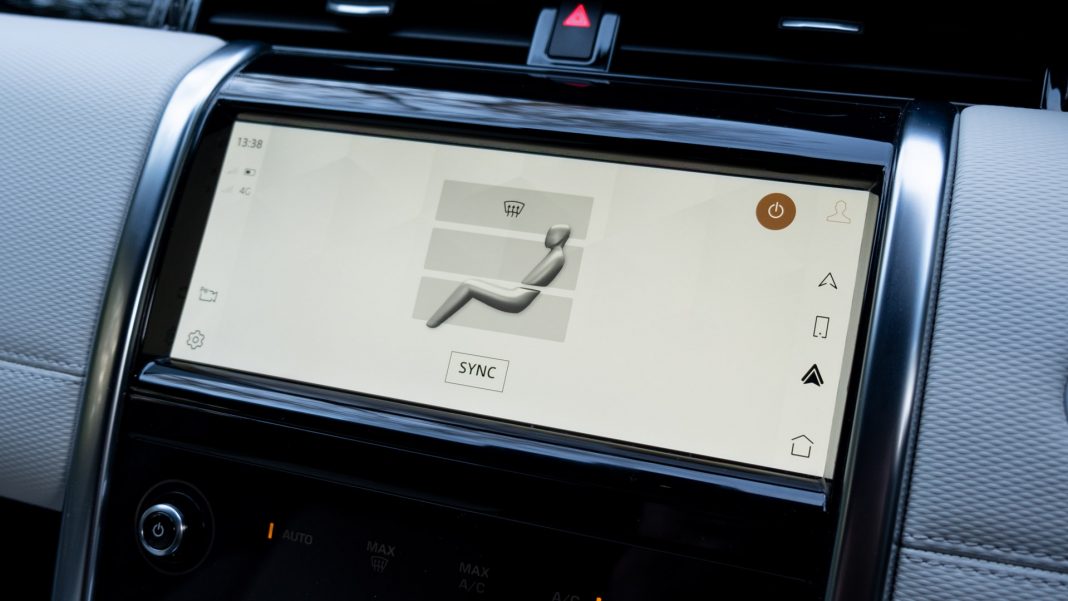 Land Rover Discovery Sport P300e climate settings