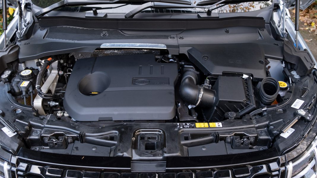 Land Rover Discovery Sport P300e engine