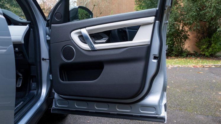 Land Rover Discovery Sport P300e front door