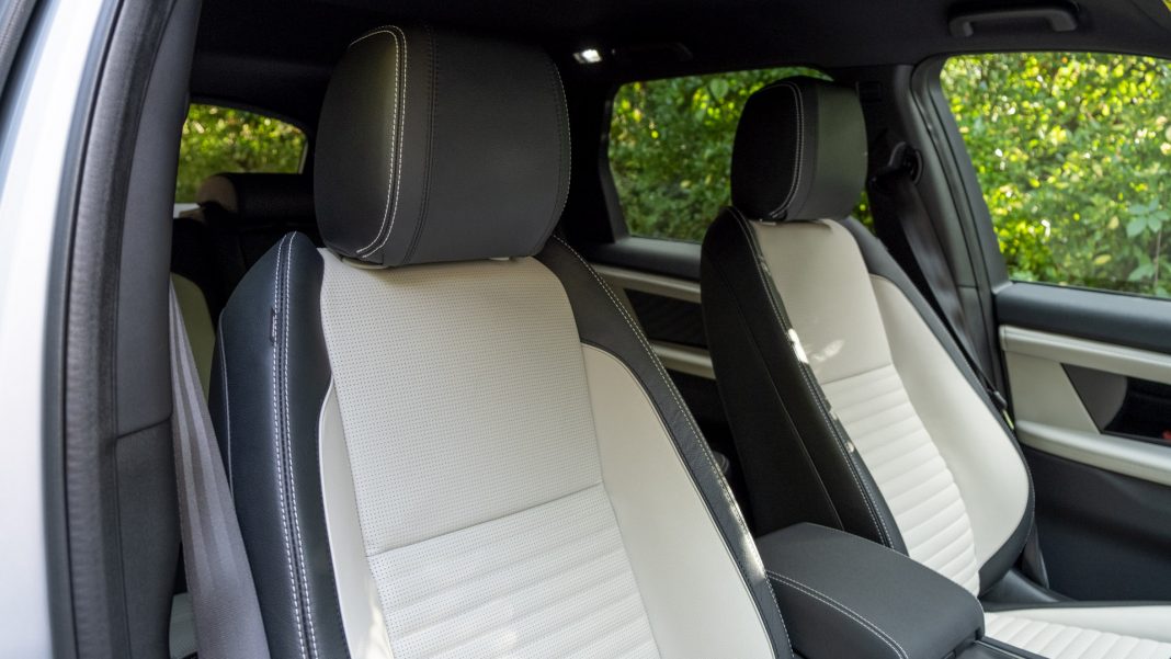 Land Rover Discovery Sport P300e frton seats