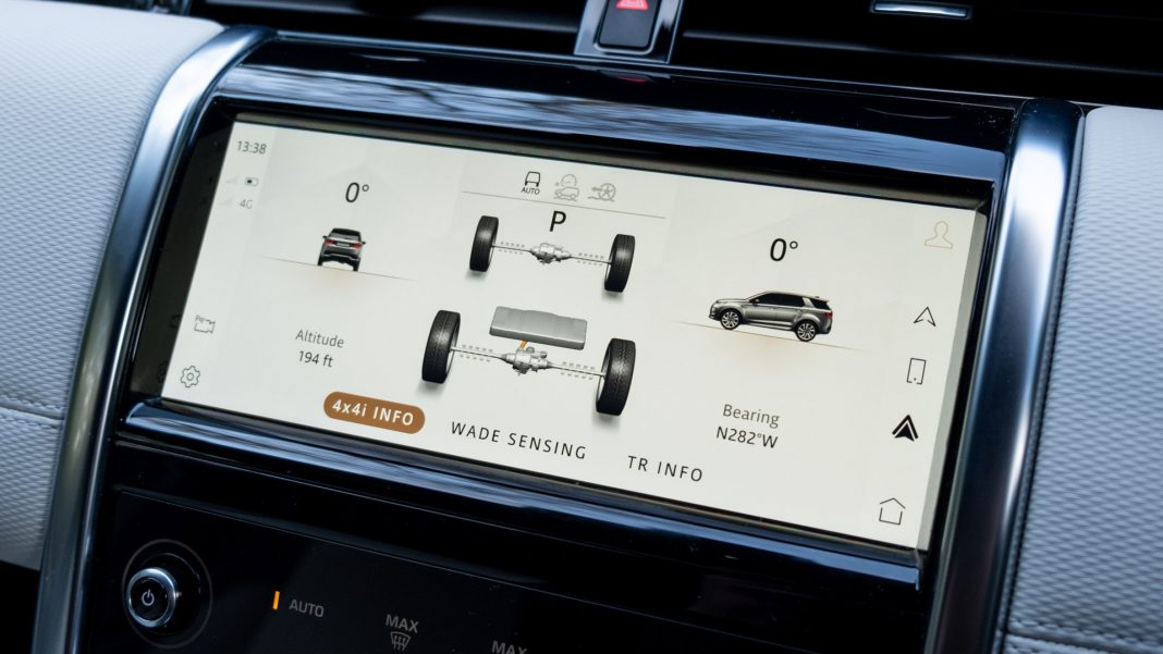 Land Rover Discovery Sport P300e off-road