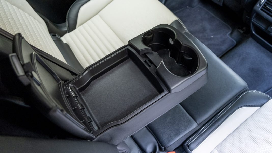 Land Rover Discovery Sport P300e rear armrest
