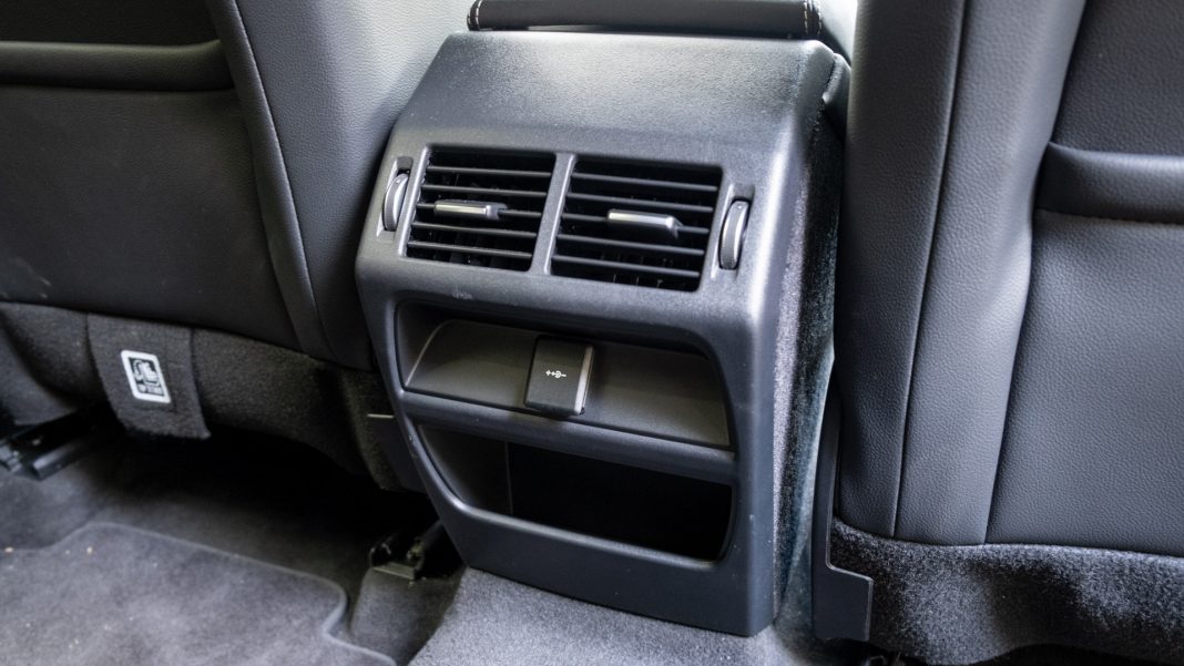 Land Rover Discovery Sport P300e rear climate