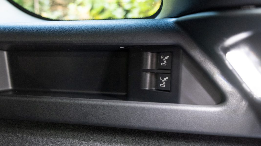 Land Rover Discovery Sport P300e seat release