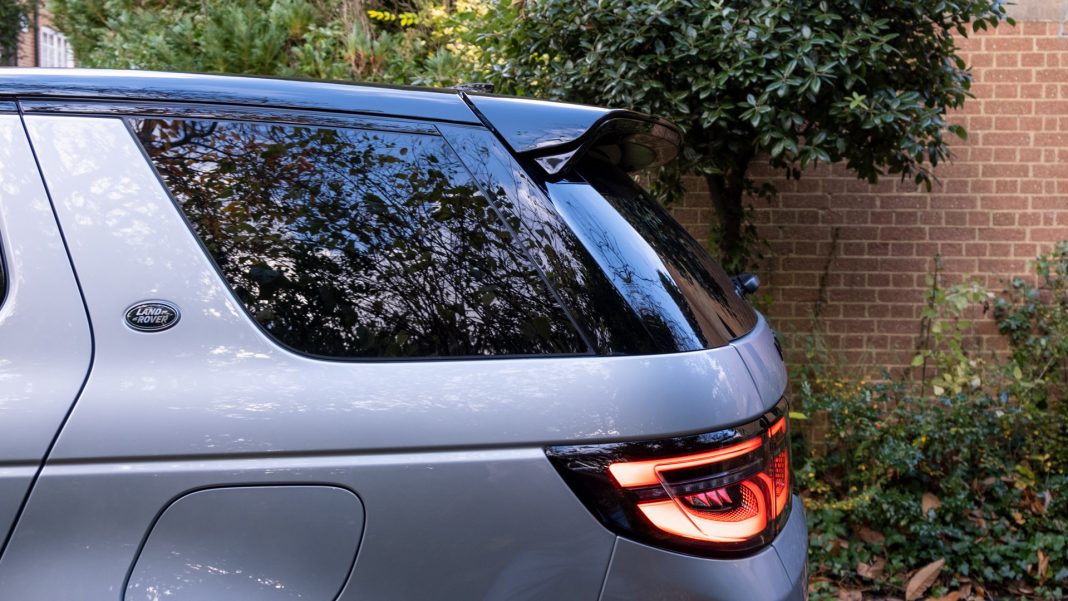 Land Rover Discovery Sport P300e spoiler