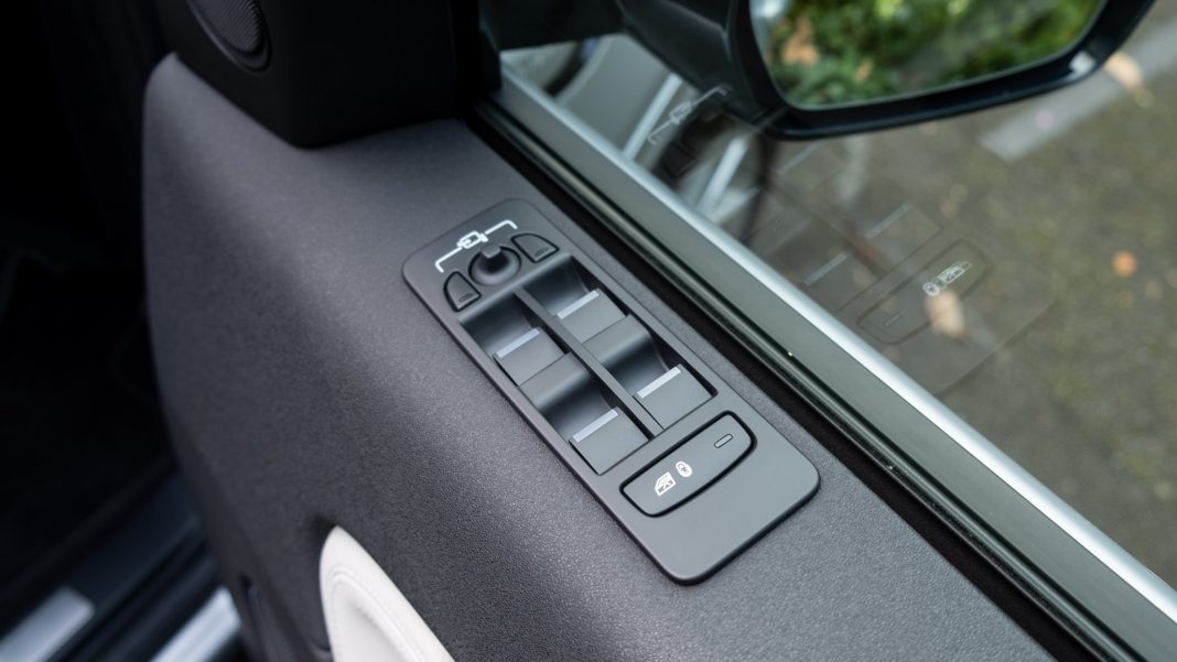 Land Rover Discovery Sport P300e windows