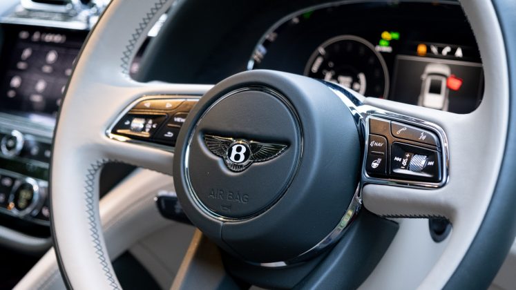 Bentley Bentayga Hybrid steering buttons